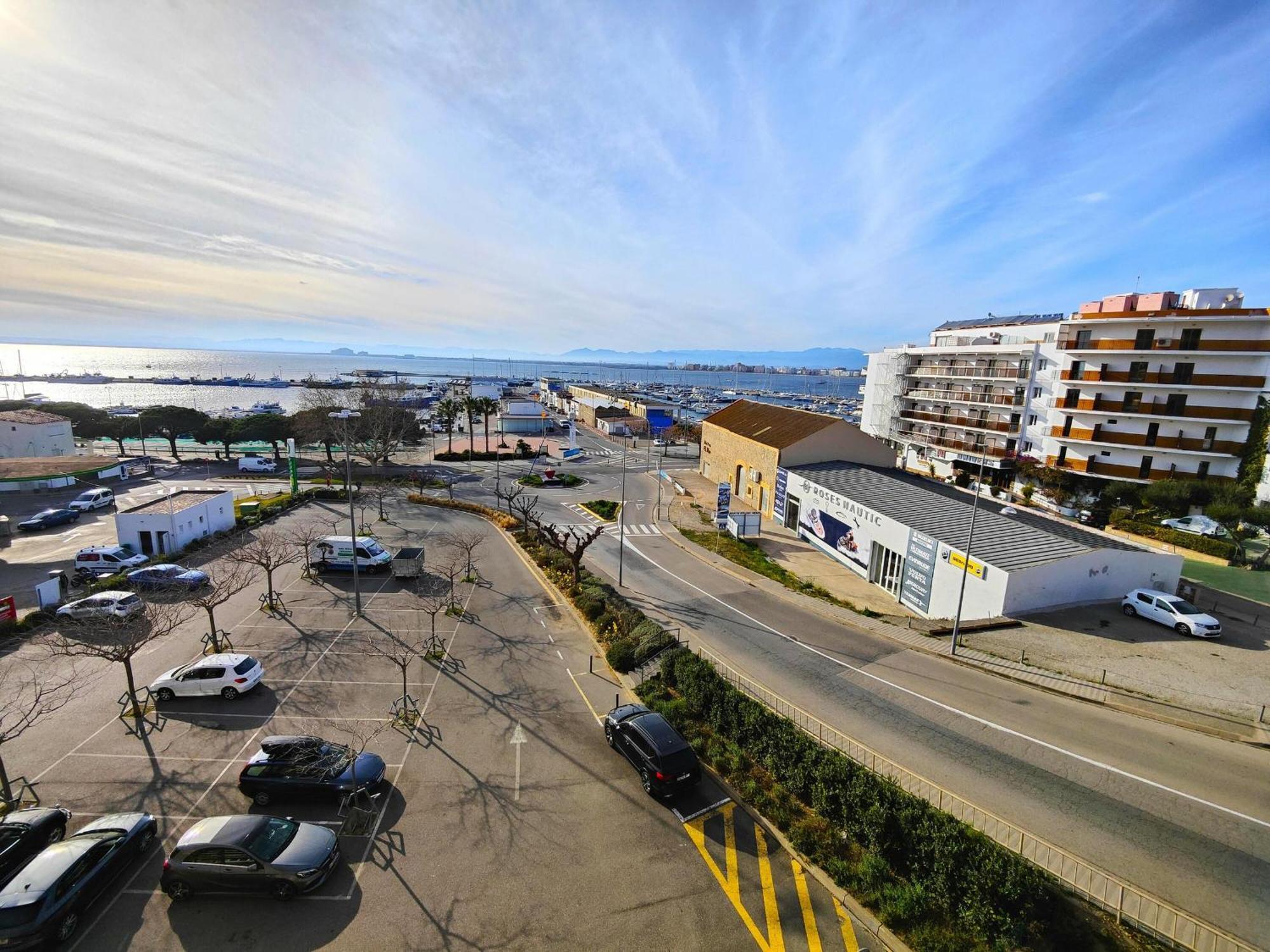 2166 Rocmar 1 4-C, Excelente Situacion Frente Al Puerto Pesquero Y Con Vista A La Bahia. Gran Terraza. Gran Parking Publico Delante. - Es-258-30 Apartamento Roses Exterior foto